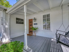 New! Charming Cottage Near Main w/ Patio&firepit!!