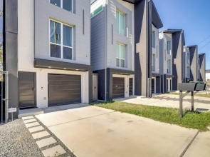 3 Mi to Dtwn: Modern Townhome w/ Yard in Houston