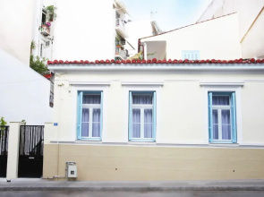 Live in Athens, Thiseio Historic House