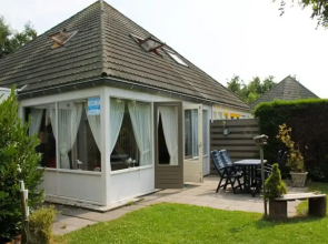 Bright Holiday Home Near Beach