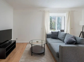 Spacious 1 Bedroom Apartment w/ Parking in Crawley