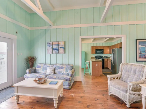 Walk to Beach: Home w/ Hot Tub & Deck in Gilchrist