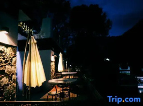 FlowerFields Bar&Cafe&Guesthouse
