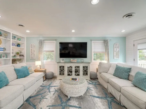 Emerald Isle Beach House: Walk to the Sand!