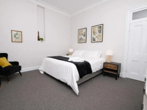 Dunkley House Bathurst Large CBD Heritage Home, Sleeps 10