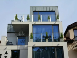 Alex Palace