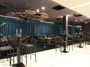 DEMSI Palace Hotel & Restaurant