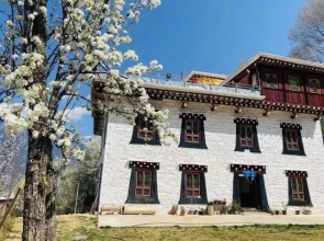 Danba Jiangji B & B