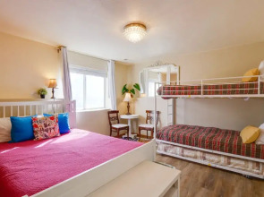 Homey Dog-friendly Retreat w/ Deck in Dtwn Frisco!