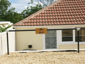 Modern Self-Contained Annex 10 min walk to beach