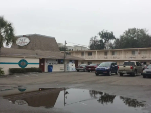 Airport Motor Inn Lounge/Package Store