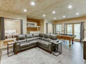 Luxury Cabin Sleeps 8 With Creekside Fire pit Near Helen GA