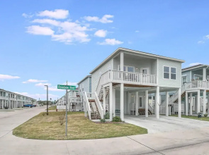 Pelican Reef Or104 3 Bedroom Home by RedAwning