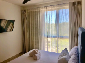 Fantastic Condo Perfect for Relaxation Yoga Massage Room in Building Rooftop Pool Sunbeds