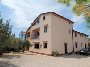 Apartment and rooms Brzac