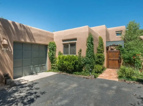 Alegre - Darling Vacation Home, Kiva Fireplace, Walk to the Plaza