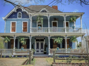 Vicksburg Home w/3 Porches, Walk to Downtown