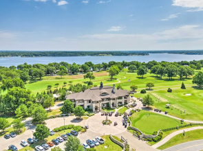 Balcony & Lake View: Modern Condo in Monkey Island