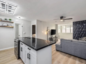 Stylish 2 Bedroom in the Heart of Waikiki