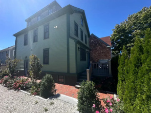 Prime Location Renovated House 6 bed 4 Bath