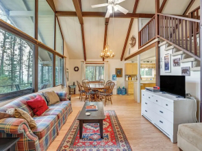 Hillside Hideaway: Warm & Cozy Terrace Lakes Cabin