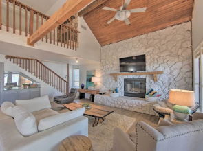 Stunning Lakefront Home: Hot Tub & Game Room!