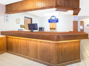 Days Inn & Suites by Wyndham Davenport East