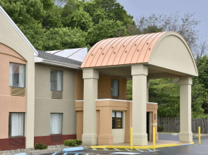 Howard Johnson Hotel & Suites by Wyndham Allentown/Dorney