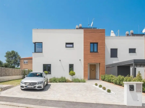 Beautiful Home in Radmani With Wifi, 2 Bedrooms and Heated Swimming Pool