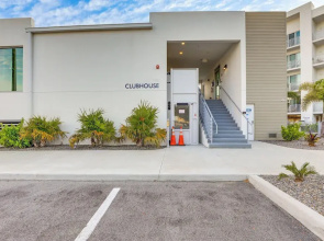 Chic Sarasota Condo w/ Balcony: 2 Mi to Beaches!