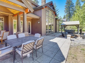 Spacious Cle Elum Cabin on Golf Course w/ Hot Tub!