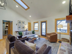 Blowing Rock Escape w/ Covered Deck & Fire Pit