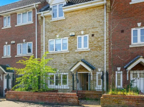 Central Townhouse with Free 2 space Parking, fast 50Mbps Wifi and Netflix, also Full Kitchen Washer and dryer with Balcony