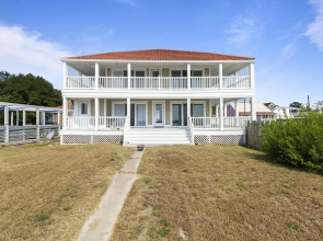 Water Front Delight On The Bay 3 Bedroom Home by RedAwning