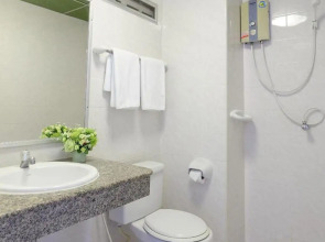 Rambuttri Village Inn & Plaza