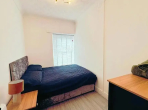 Stylish 1 Bedroom Flat Near Bridgend Town Centre