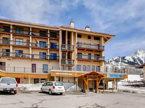 View Of Mt Crested Butte- 1 Br 1 Bedroom Condo - No Cleaning Fee! by RedAwning