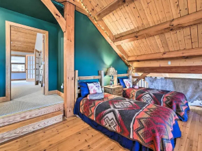 Gorgeous Franklin Getaway w/ Deck, Mountain Views!