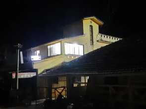 Nitish home stay ac room