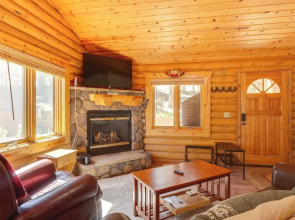 Hot Tub Hideaway w/ Views & Deck in Fairplay!