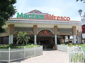 8 Newtown Boulevard