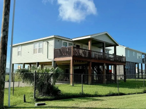 Sea Note 3 Bedroom Home by RedAwning