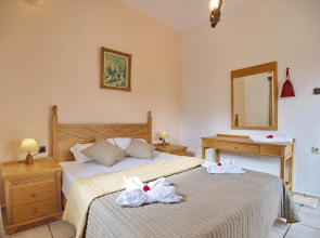 Maros Spitaki in Varipetro