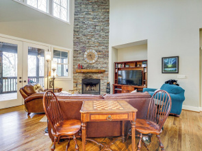 4 Mi to Bear Creek Lake! Serene Escape w/ Deck