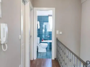 The Bright House a two-storey maisonette in Loutraki