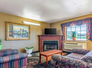 Econo Lodge Inn & Suites