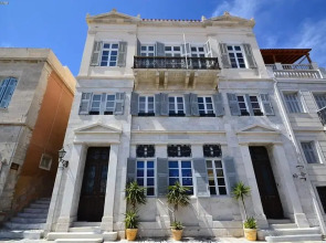 Akti Miaouli Holiday Home