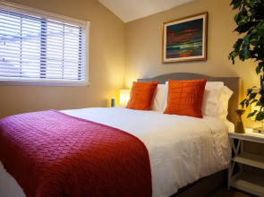 Cute And Relaxing 2br House In Cherry Street District 2 Bedroom Home by Redawning