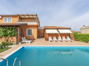 Apartment for two to four people, with shared pool and courtyard