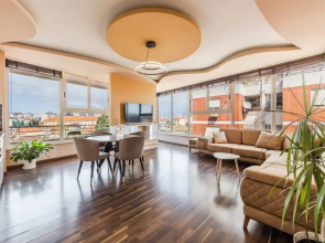 Spacious City-view Apartment Overlooking Shkod r